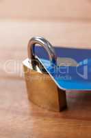 Smart card protected with metallic lock