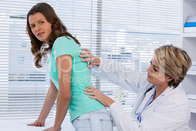 Doctor examining a patient\'s head