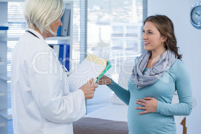 Pregnant patient consulting a doctor