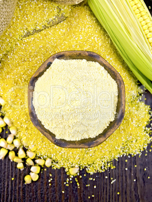 Flour corn in bowl with grits on board top