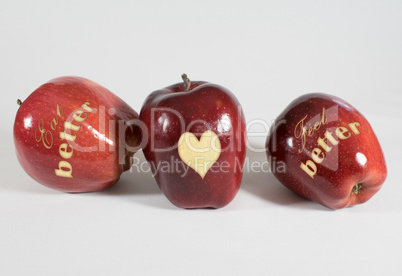 Äpfel mit der Aufschrift Eat better Feel better und einem Herz