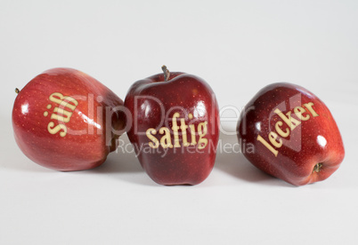 Äpfel mit der Aufschrift süß, saftig und lecker
