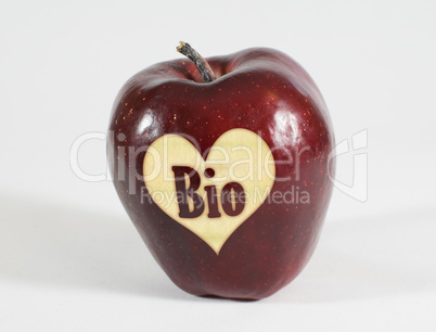 Roter Apfel mit einem Herz und der Inschrift Bio