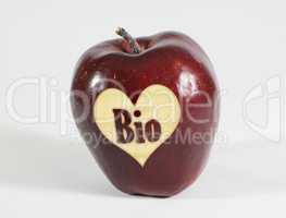 Roter Apfel mit einem Herz und der Inschrift Bio