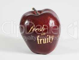 Roter Apfel mit der Aufschrift fresh and fruity