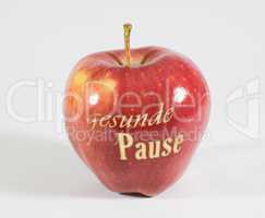 Roter Apfel mit der Aufschrift gesunde Pause