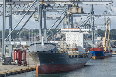 Containerschiff in Aarhus, Dänemark