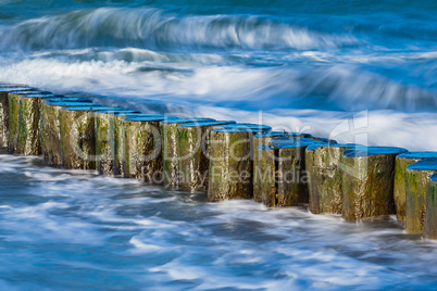 Buhnen an der Küste der Ostsee an einem stürmischen Tag