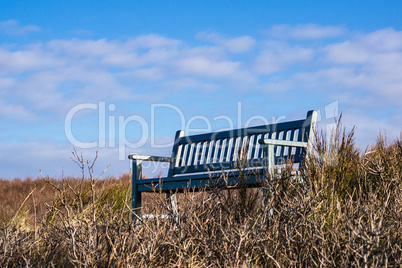 Eine Sitzbank an der Küste der Ostsee