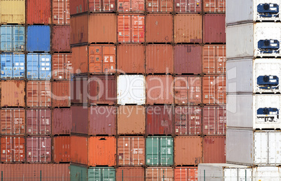 Containerstapel an einem Containerterminal  im Hafen von Antwerp