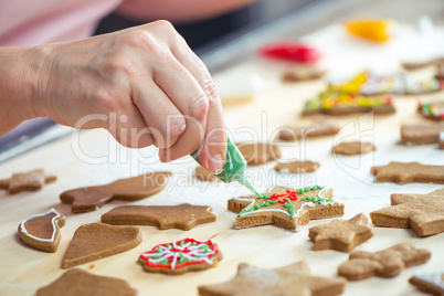 Icing Christmas cookies