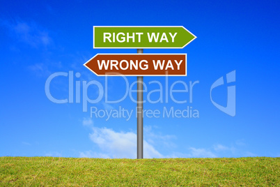 Schild Wegweiser zeigt Right Way und Wrong Way