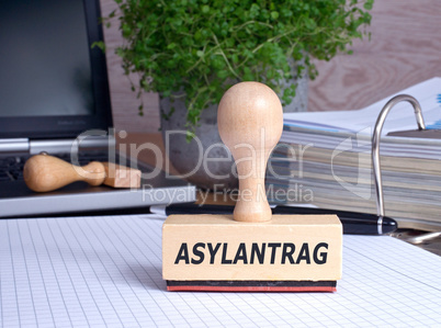 Asylantrag Stempel im Büro