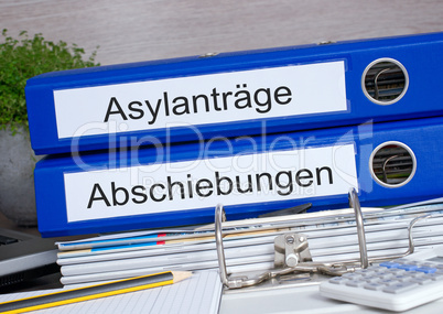 Asylanträge und Abschiebungen Ordner im Büro