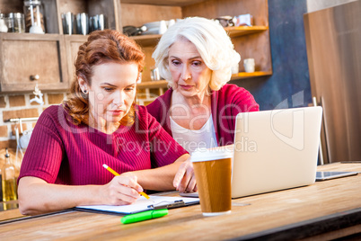 Women usind laptop