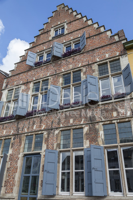 Fassade eines alten Wohngebäudes in Gent, Belgien