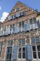 Fassade eines alten Wohngebäudes in Gent, Belgien