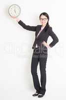 Asian businesswoman showing clock 5pm