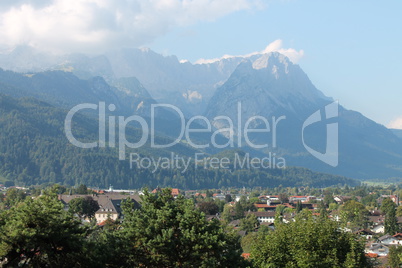 Zugspitzmassiv mit leichten Wolken