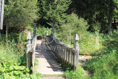 Holzbrücke zum Wanderweg