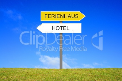 Schild Wegweiser zeigt Hotel oder Ferienhaus
