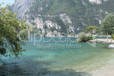 Ufer des Gardasees im Norden nahe der Berge