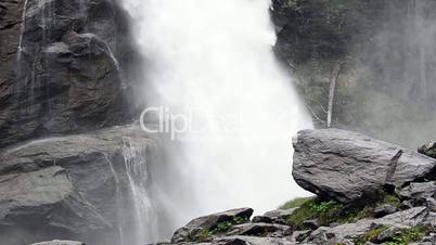 wasserfall mit felsen