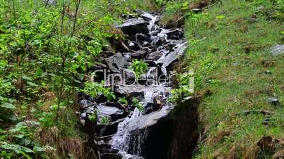 kleiner bach im gebirge