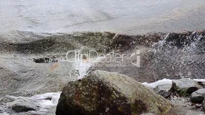 seichtes wasser am felsen