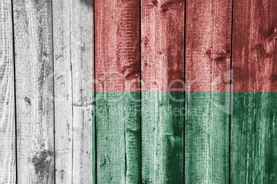 Fahne von Madagaskar auf verwittertem Holz
