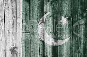 Fahne von Pakistan auf verwittertem Holz