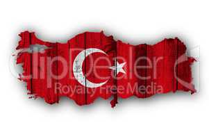 Karte und Fahne der Türkei auf verwittertem Holz