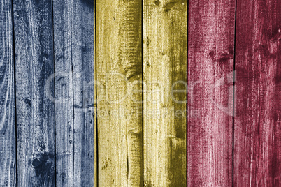 Fahne des Tschad auf verwittertem Holz