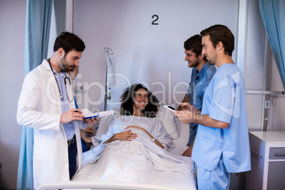 Team of doctors interacting with the pregnant woman