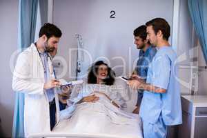 Team of doctors interacting with the pregnant woman