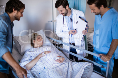 Team of doctors interacting with the pregnant woman