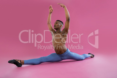 Ballerino performing a split