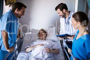 Team of doctors interacting with the pregnant woman