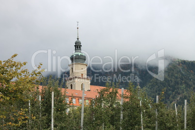 Klosterkirche hinter Obstplantage