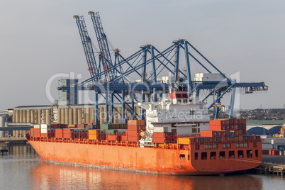 Containerschiff auf der Themse in Tilbury, Großbritannien