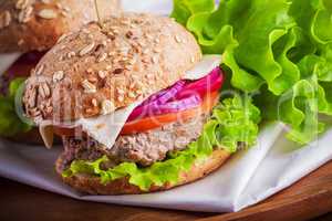 Cheeseburger with salad, onion