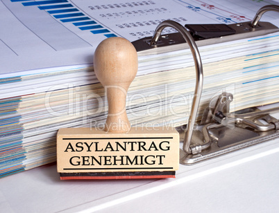 Asylantrag genehmigt Stempel im Büro