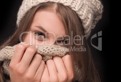 Junge Frau mit Wollmütze und Schal