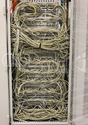 Netzwerkkabel an einem Netzwerk HUB