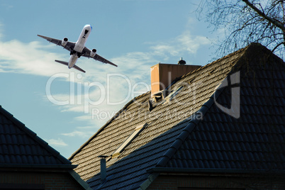 Flugzeug beim Abflug über einem Wohngebiet