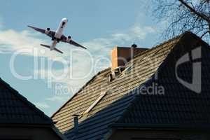 Flugzeug beim Abflug über einem Wohngebiet