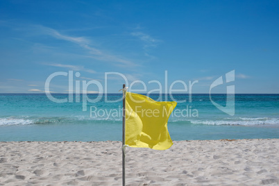 Gelbe Flagge zur Warnung am Strand auf Kuba Varadero