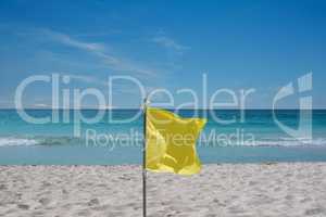 Gelbe Flagge zur Warnung am Strand auf Kuba Varadero
