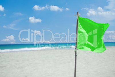 Grüne Flagge zur Warnung am Strand auf Kuba Varadero