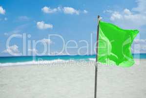 Grüne Flagge zur Warnung am Strand auf Kuba Varadero